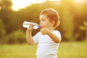 Read more about the article Какво да правим, когато детето приема малко течности